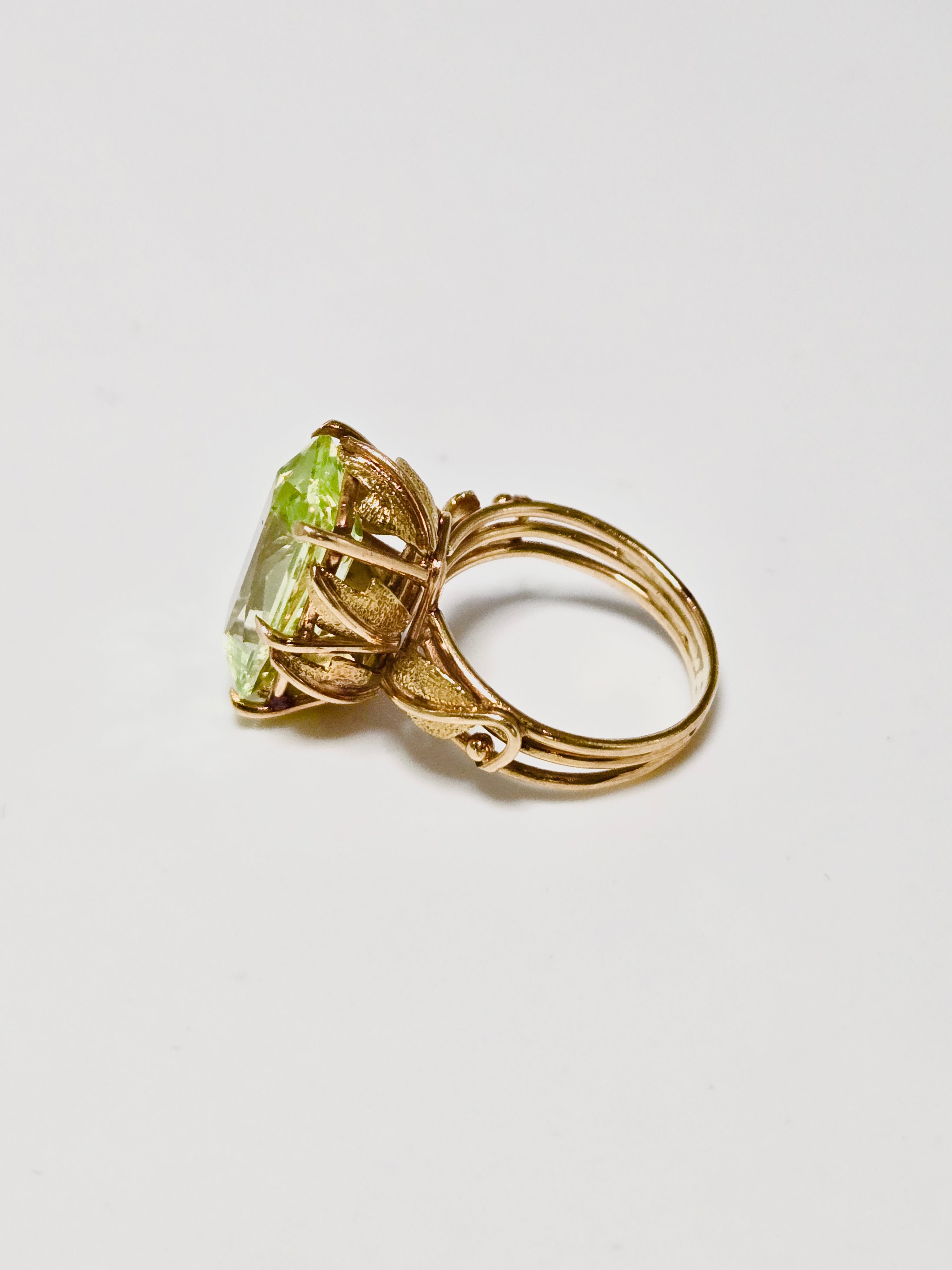 Bague ancienne en or 750 millièmes et tsavorite verte