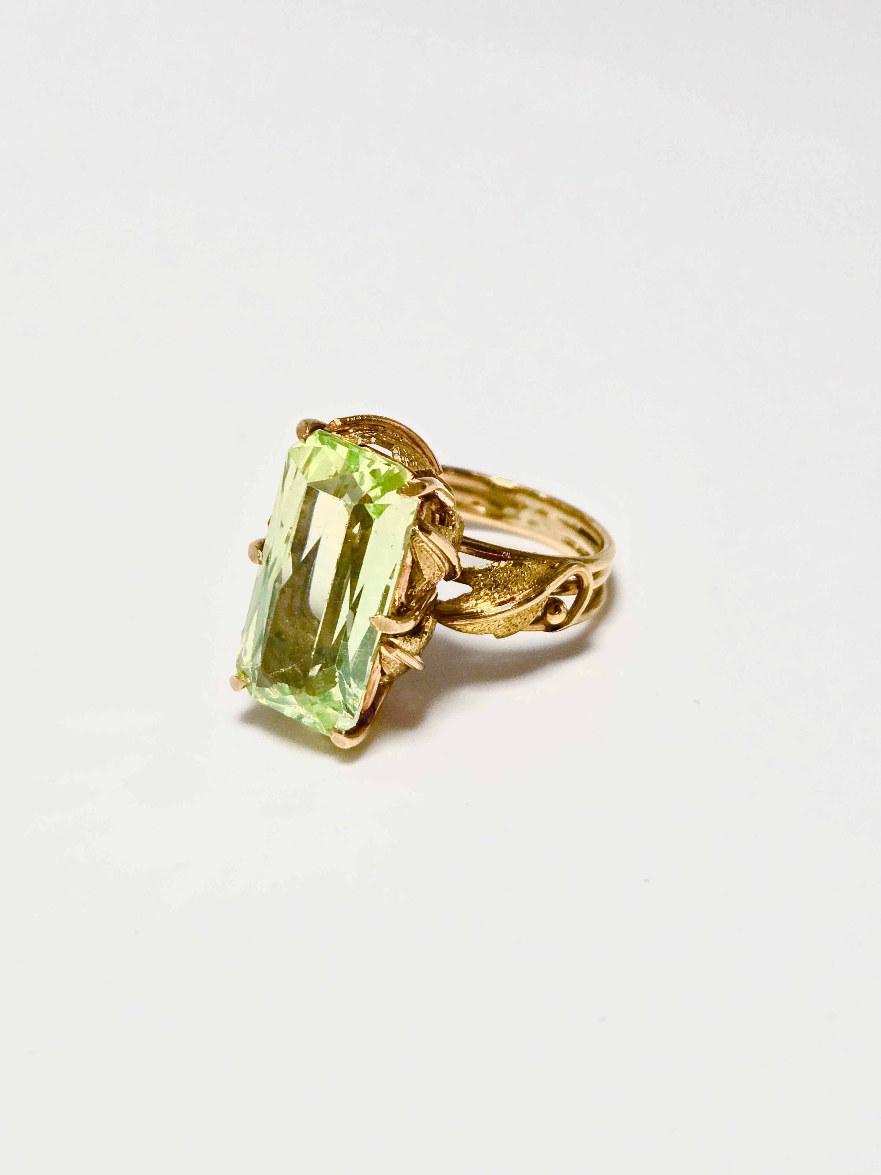 Bague ancienne en or 750 millièmes et tsavorite verte