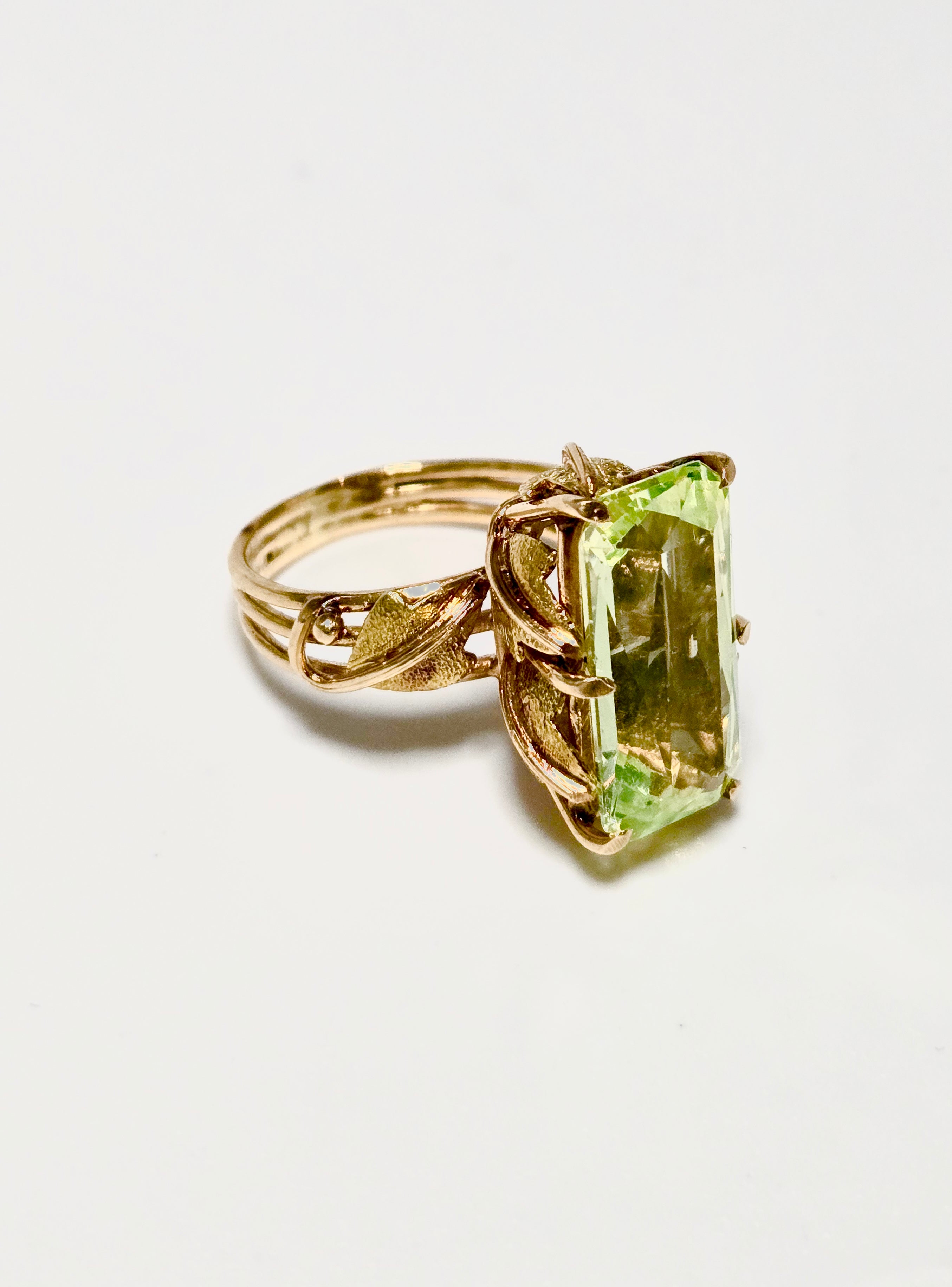 Bague ancienne en or 750 millièmes et tsavorite verte