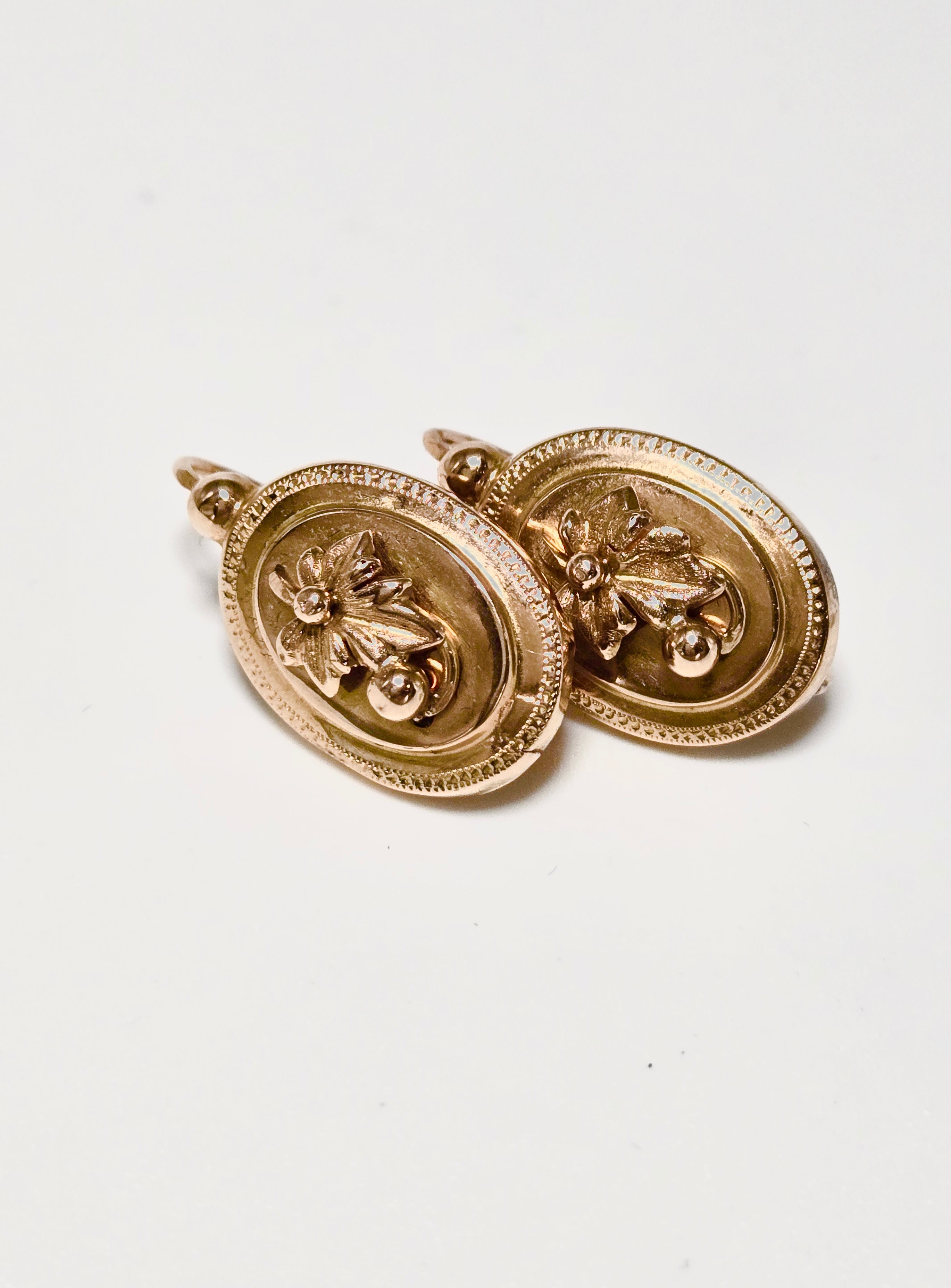 Dormeuses ovales en or 750 à motif de lierre – boucles d’oreilles anciennes symboliques