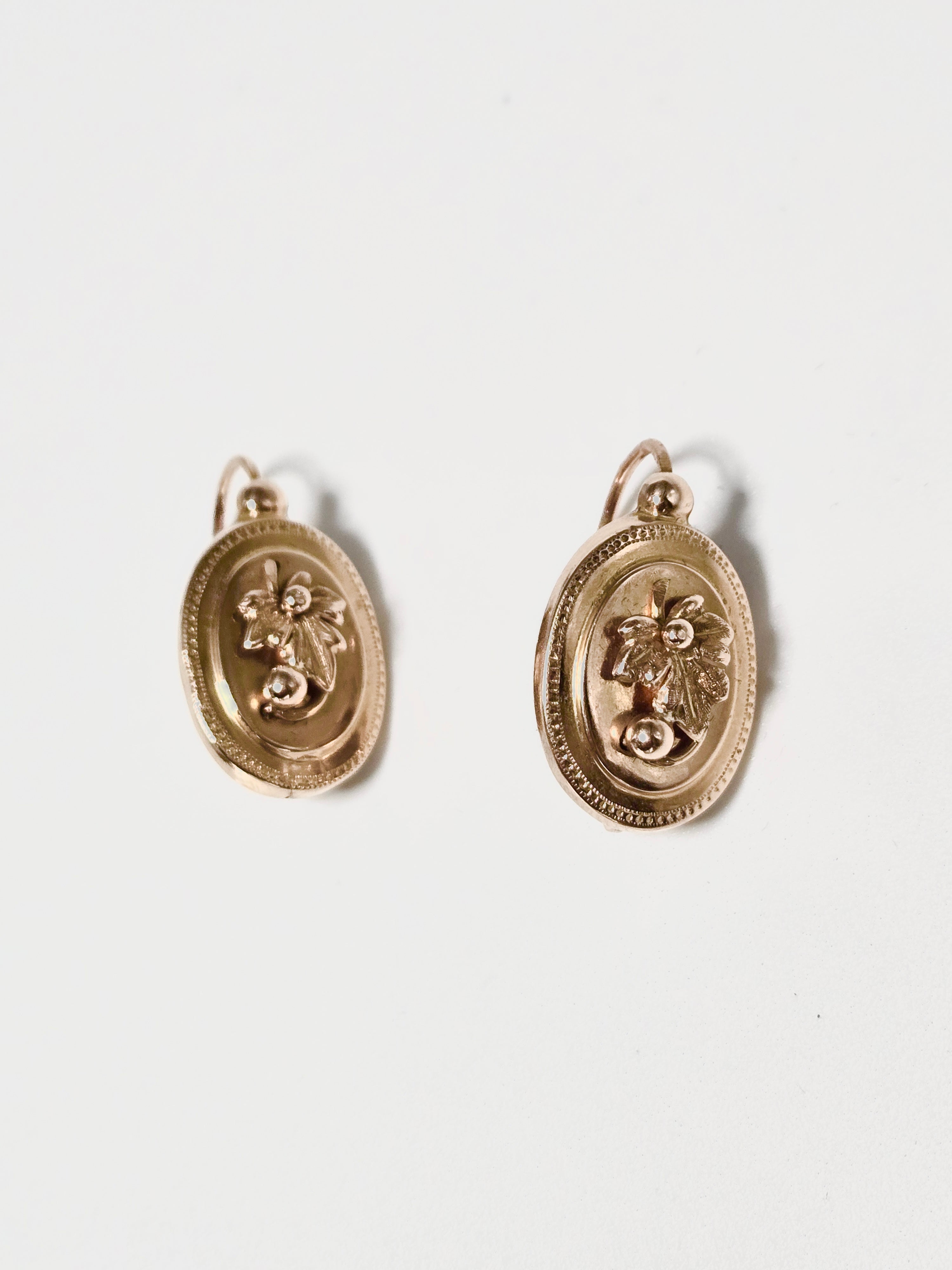 Dormeuses ovales en or 750 à motif de lierre – boucles d’oreilles anciennes symboliques