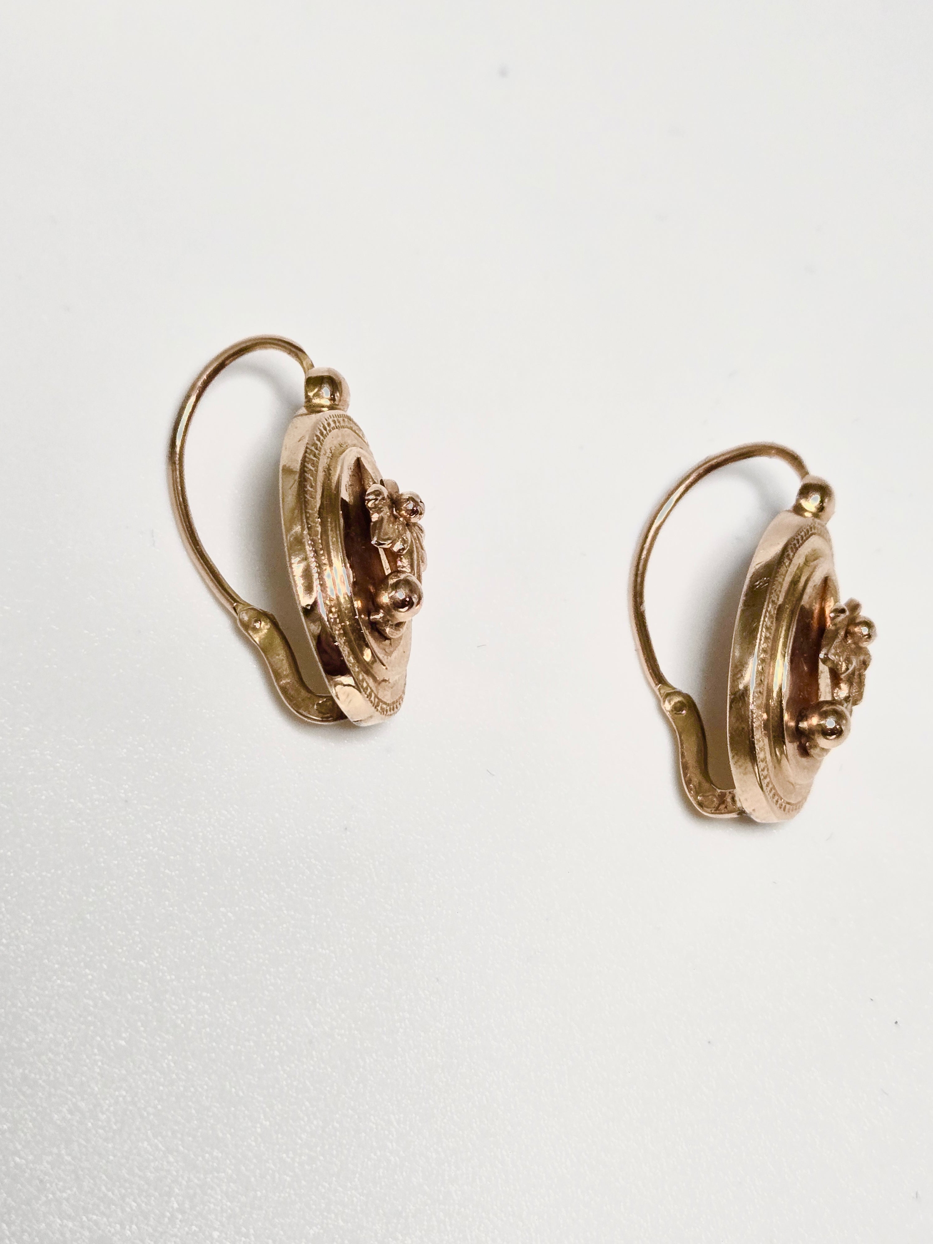 Dormeuses ovales en or 750 à motif de lierre – boucles d’oreilles anciennes symboliques