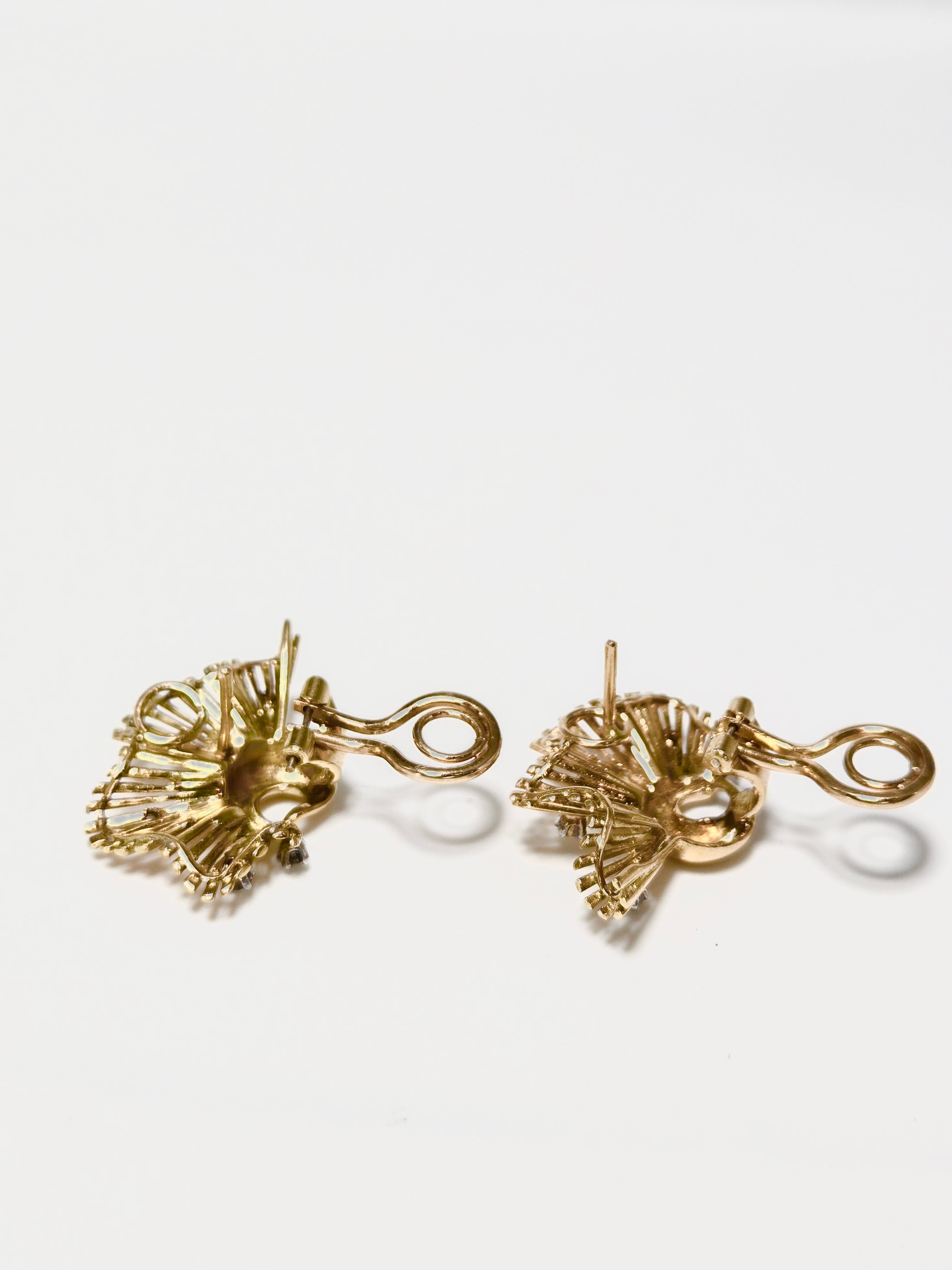 Boucles d’oreilles vintage en or jaune 750 millièmes et diamants – Éclat solaire des années 1950