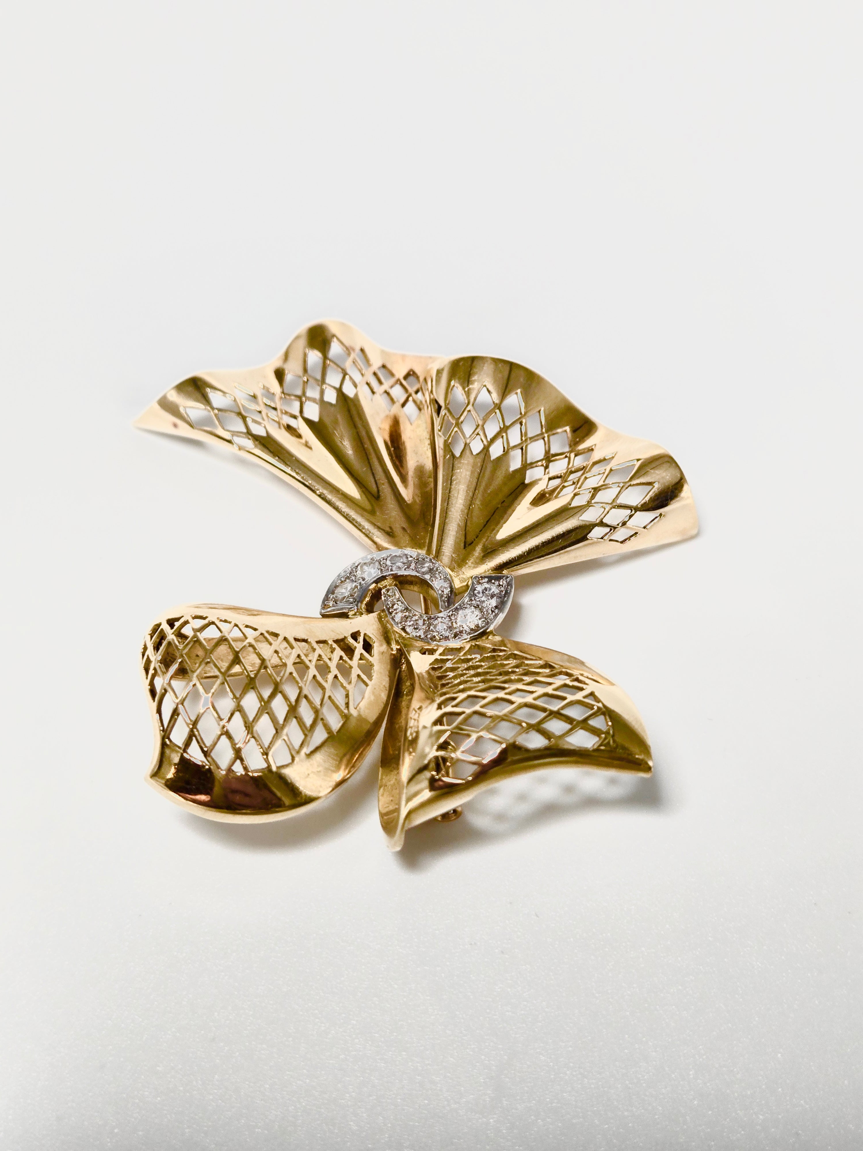 Broche nœud en or jaune 750 millièmes et diamants taille ancienne années 50
