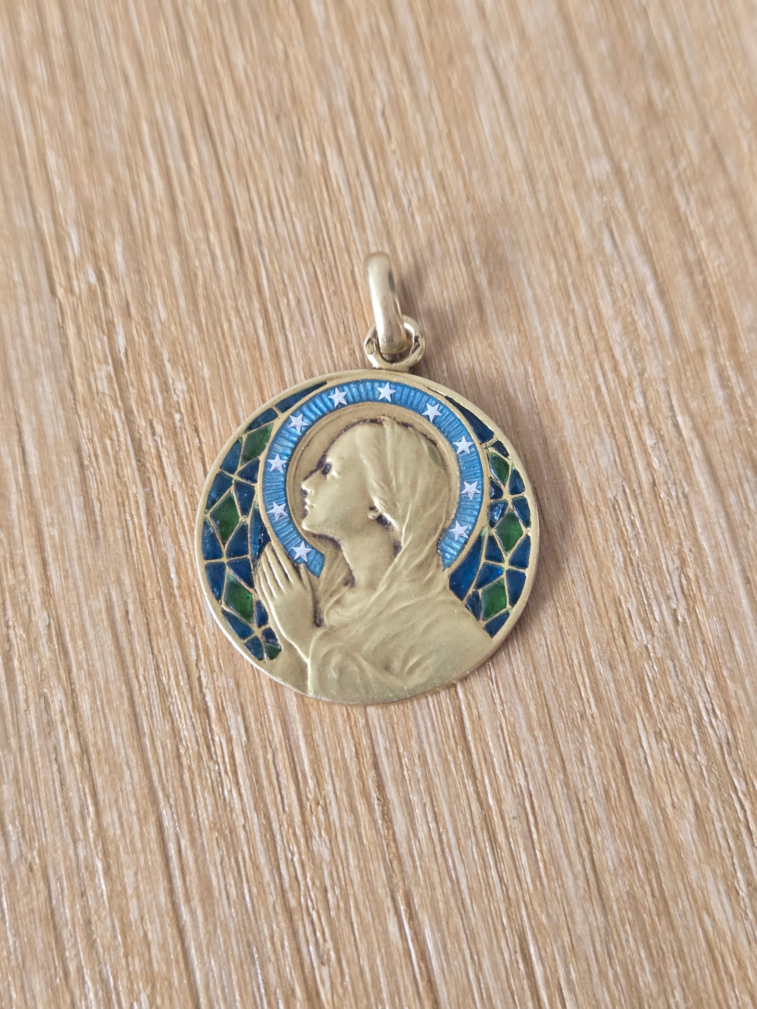 Médaille ancienne Vierge en or jaune 750 et émail plique-à-jour