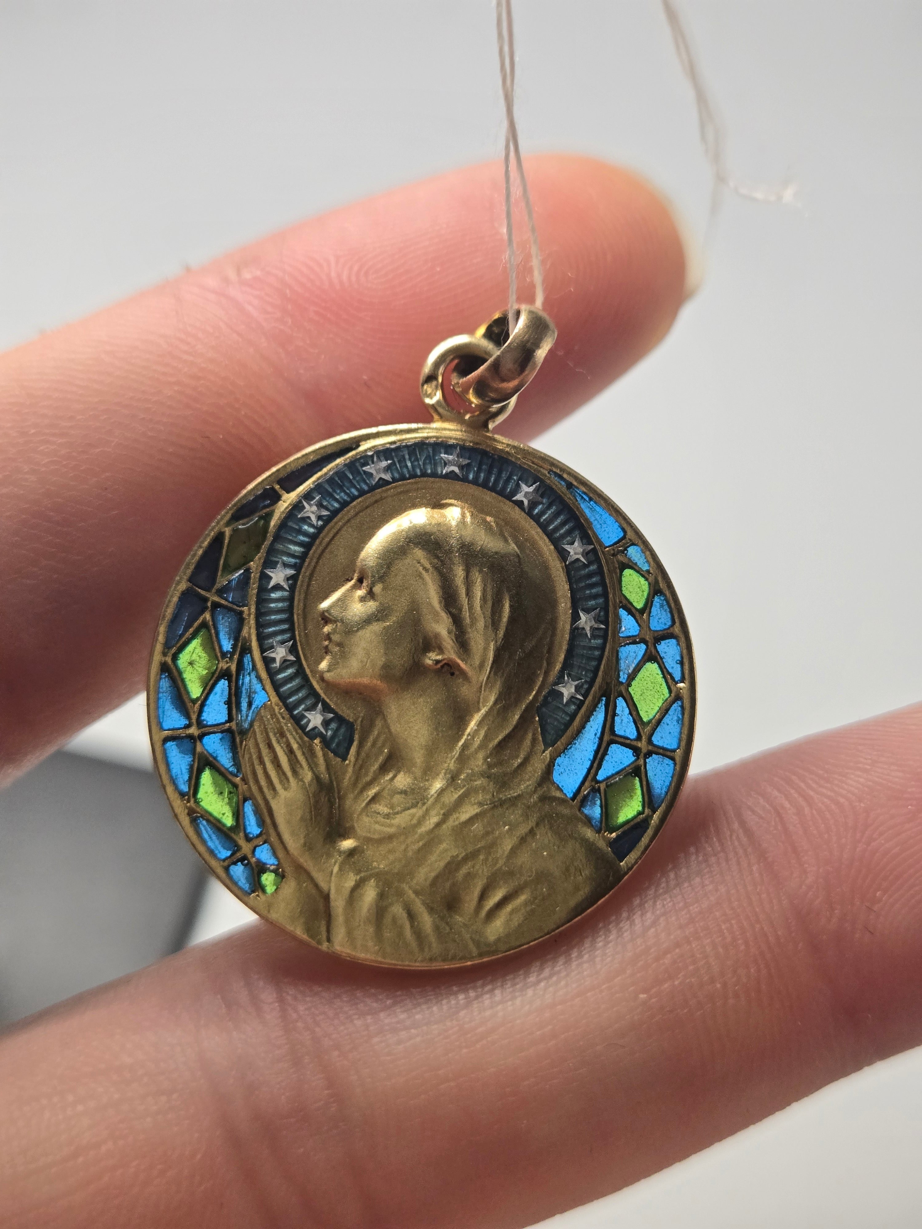 Médaille ancienne Vierge en or jaune 750 et émail plique-à-jour
