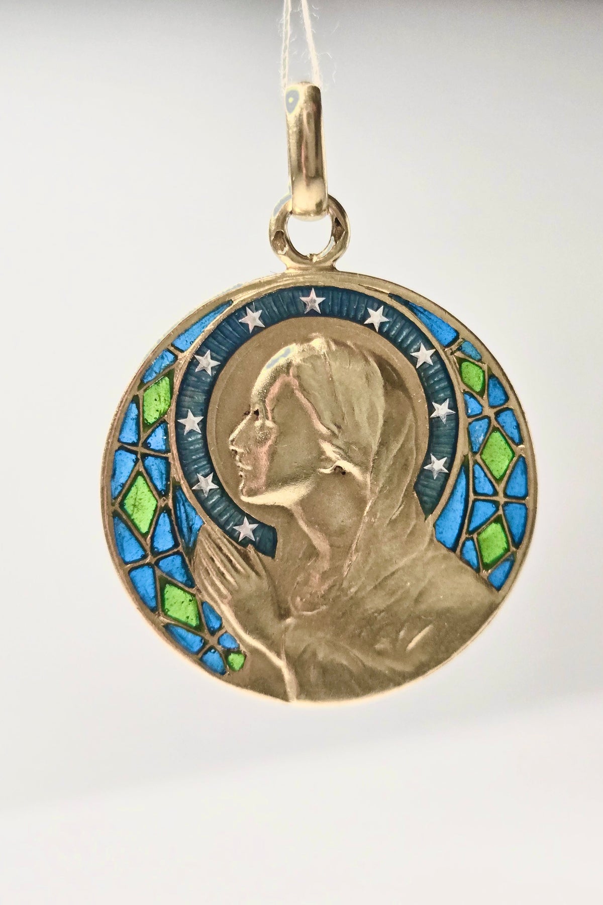 Médaille ancienne Vierge en or jaune 750 et émail plique-à-jour