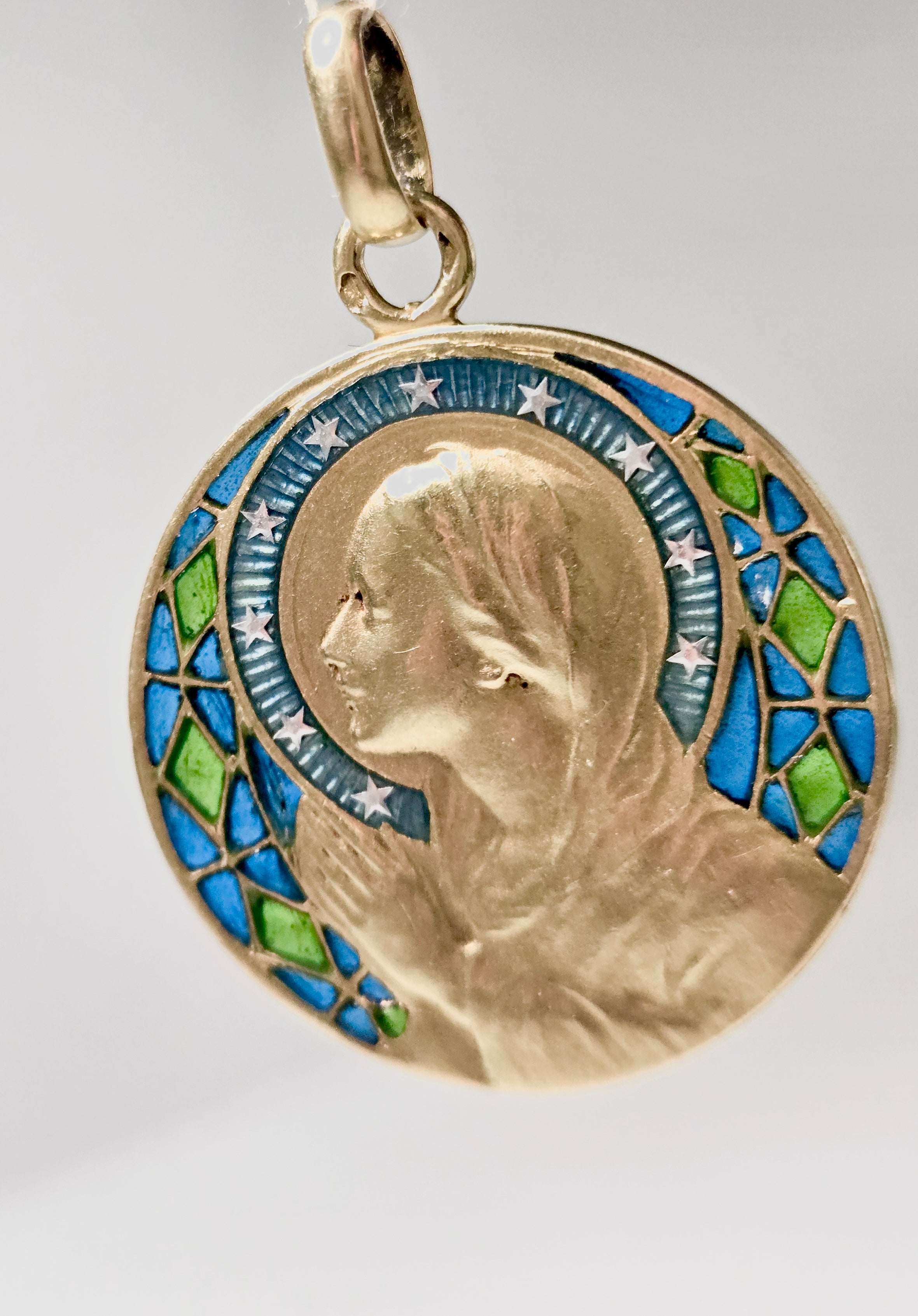 Médaille ancienne Vierge en or jaune 750 et émail plique-à-jour