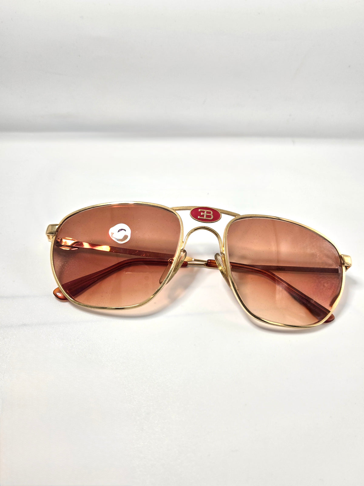 Lunettes de soleils Bugatti avec logo au dessus du nez