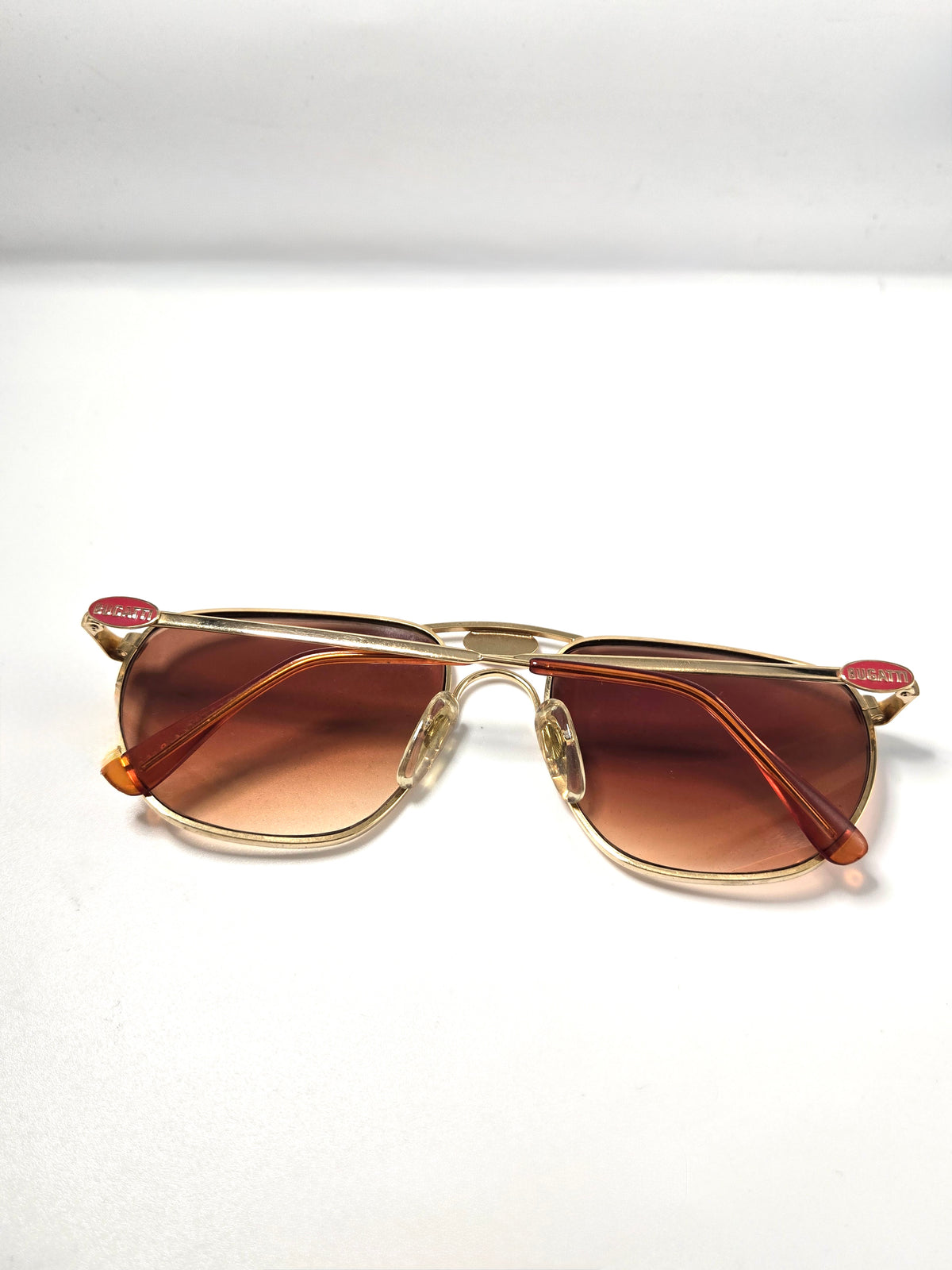 Lunettes de soleils Bugatti avec logo au dessus du nez