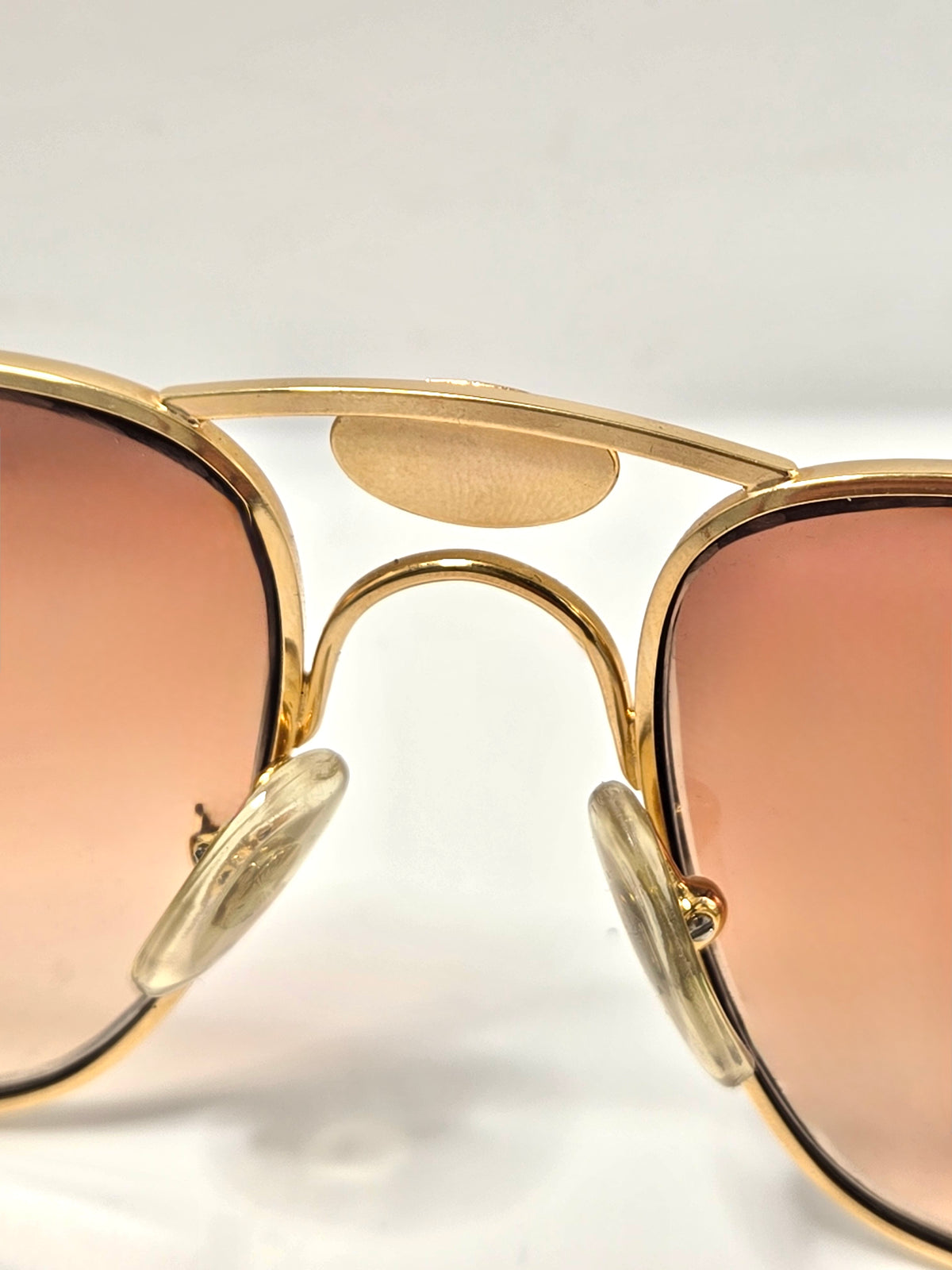 Lunettes de soleils Bugatti avec logo au dessus du nez