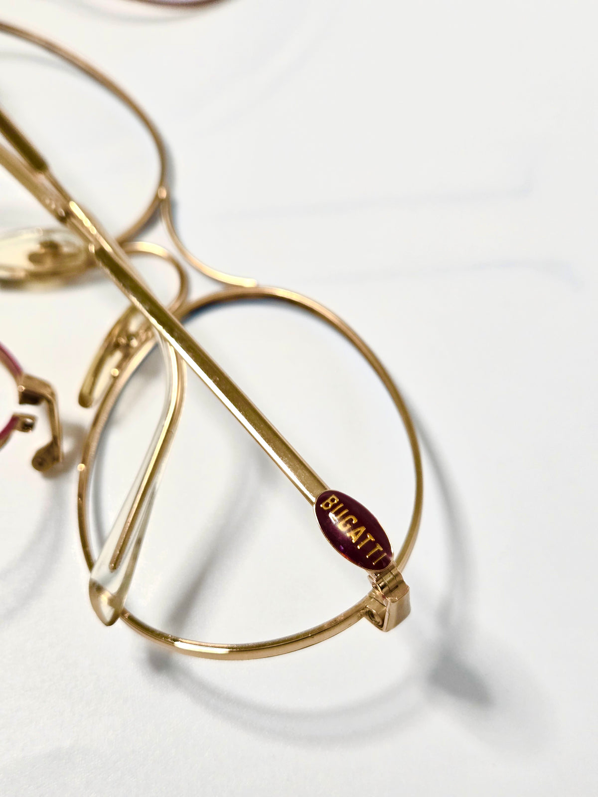 Lunettes Bugatti pilote avec un choix de 3 couleurs : Bordeaux, bleu ou marron