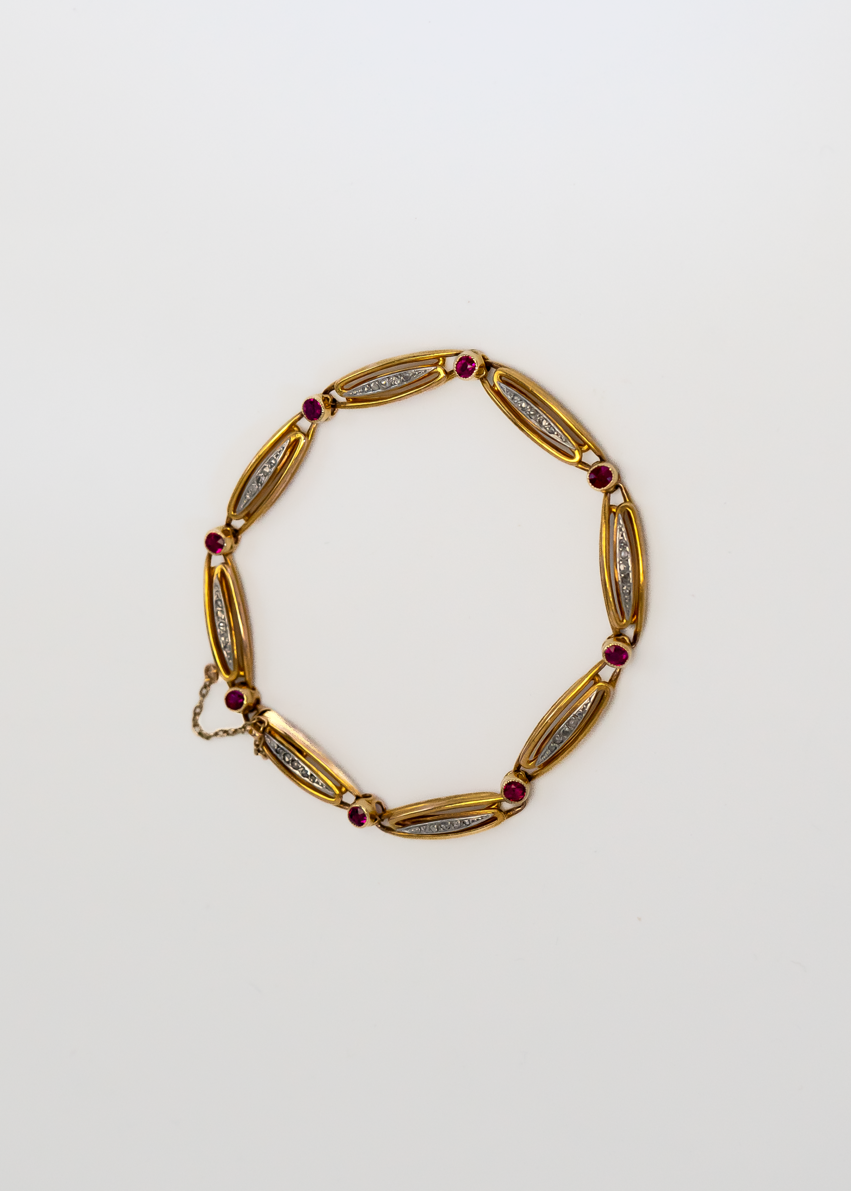 Bracelet en or 18k, grenats et diamants taille rose – Fermoir dissimulé