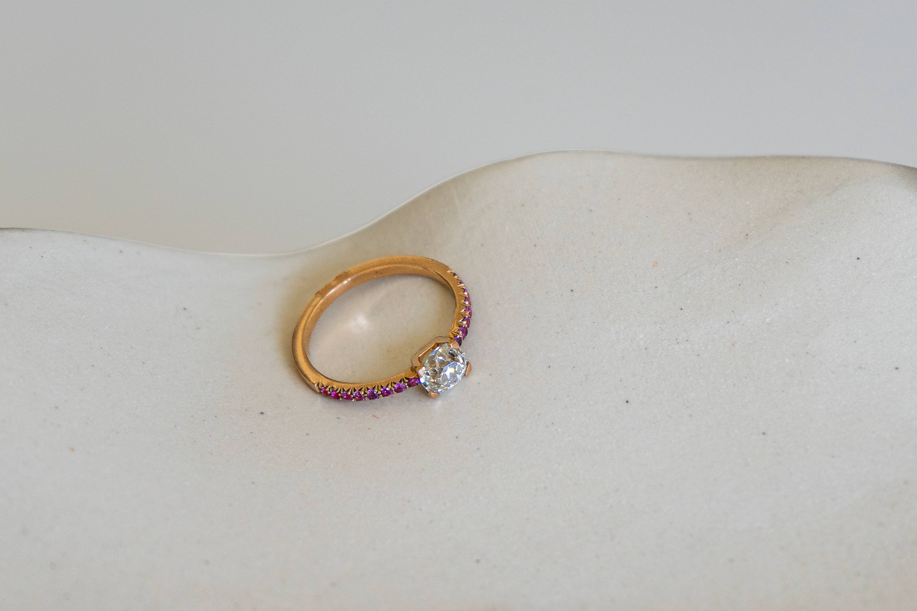 Bague en or jaune 750 millièmes sertie d’un diamant taille ancienne et de rubis