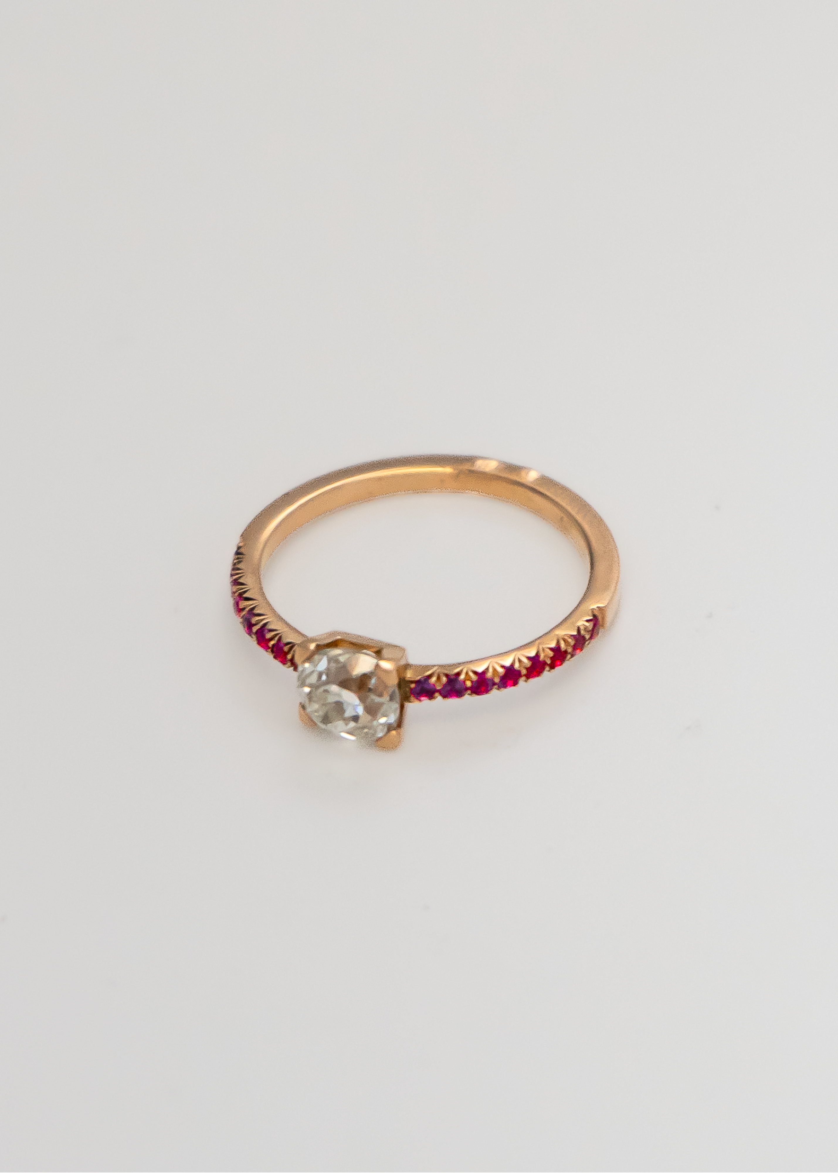 Bague en or jaune 750 millièmes sertie d’un diamant taille ancienne et de rubis