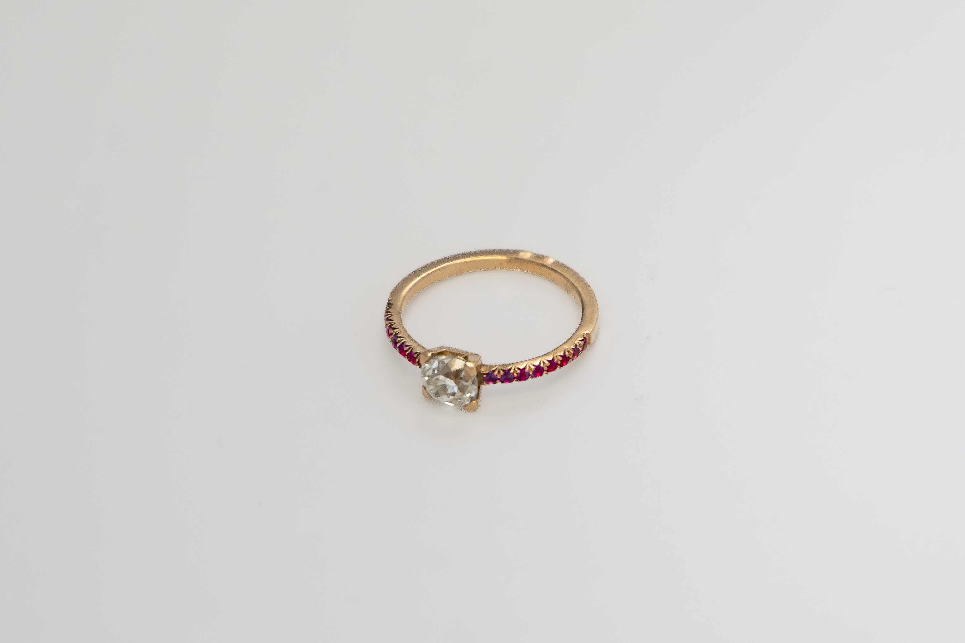 Bague en or jaune 750 millièmes sertie d’un diamant taille ancienne et de rubis