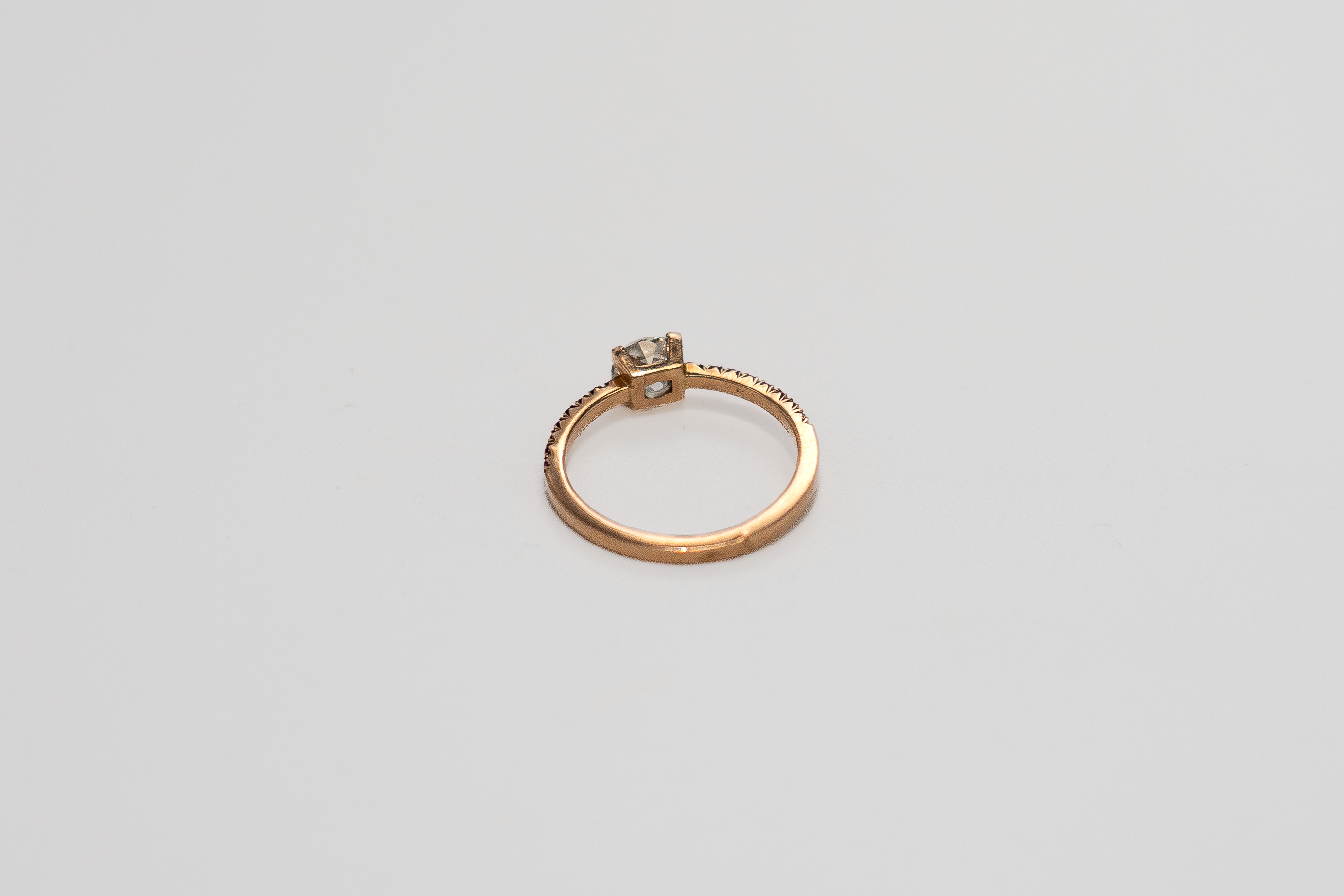 Bague en or jaune 750 millièmes sertie d’un diamant taille ancienne et de rubis