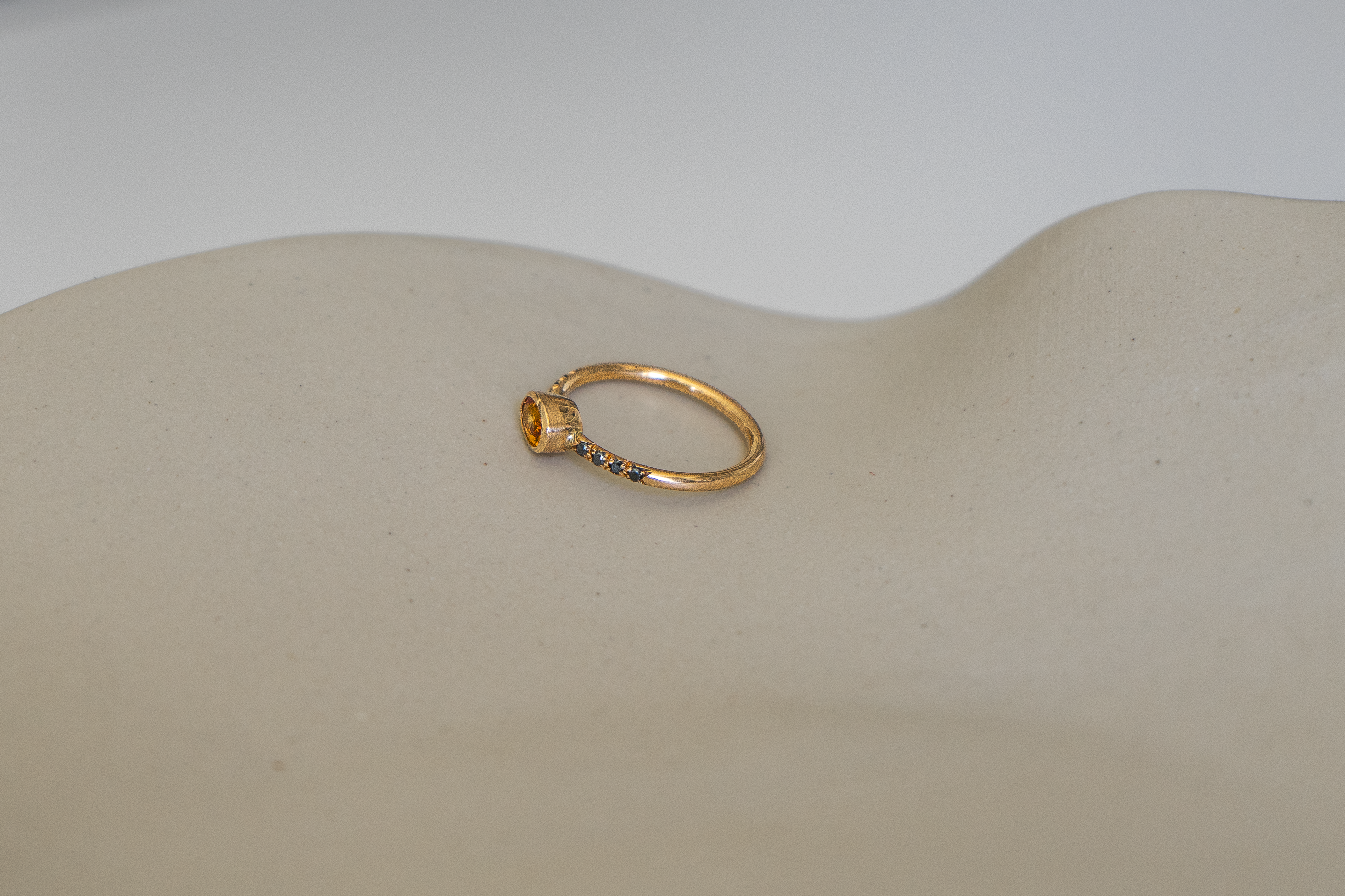 Bague or jaune 750 millièmes saphir jaune et diamants noirs
