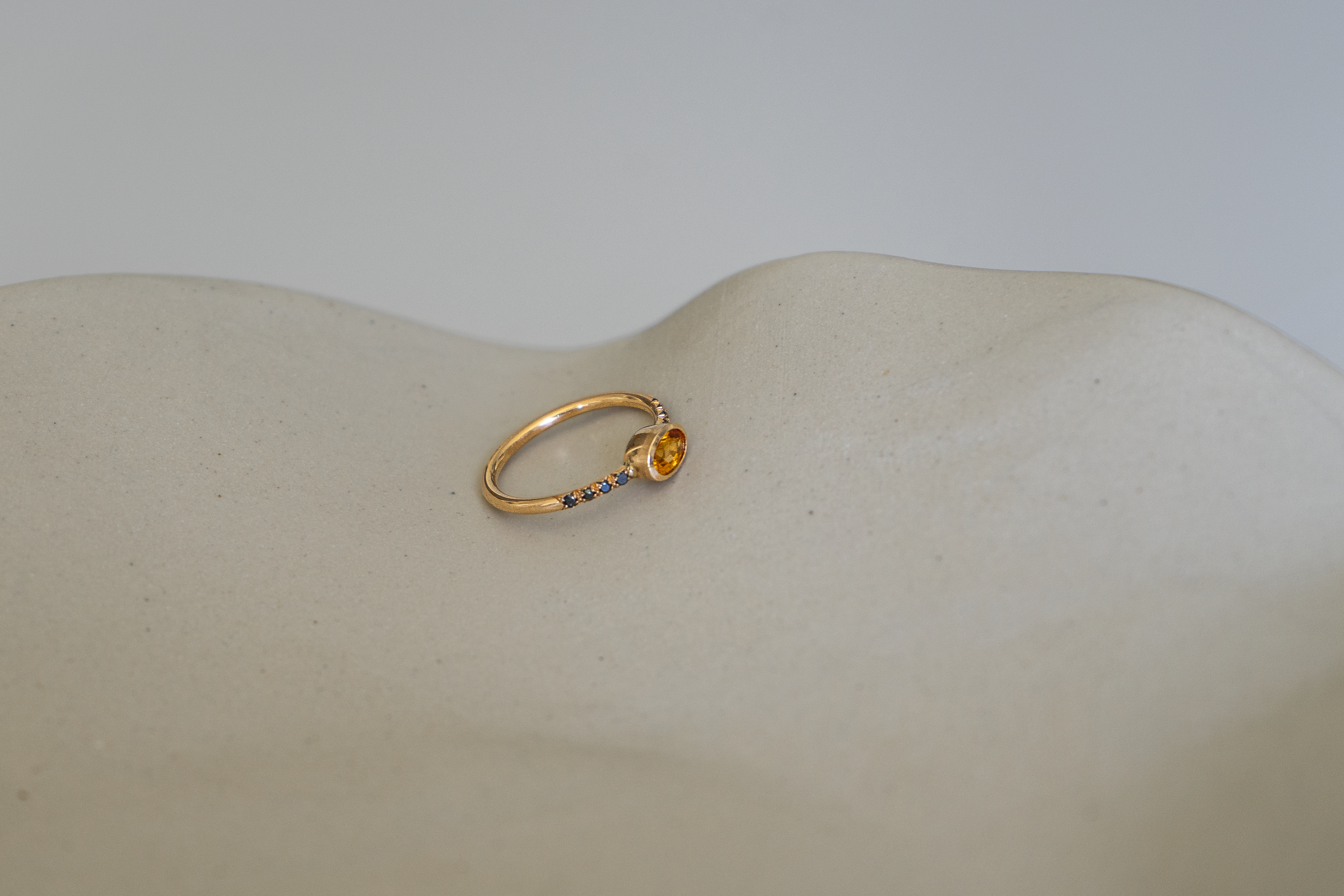 Bague or jaune 750 millièmes saphir jaune et diamants noirs