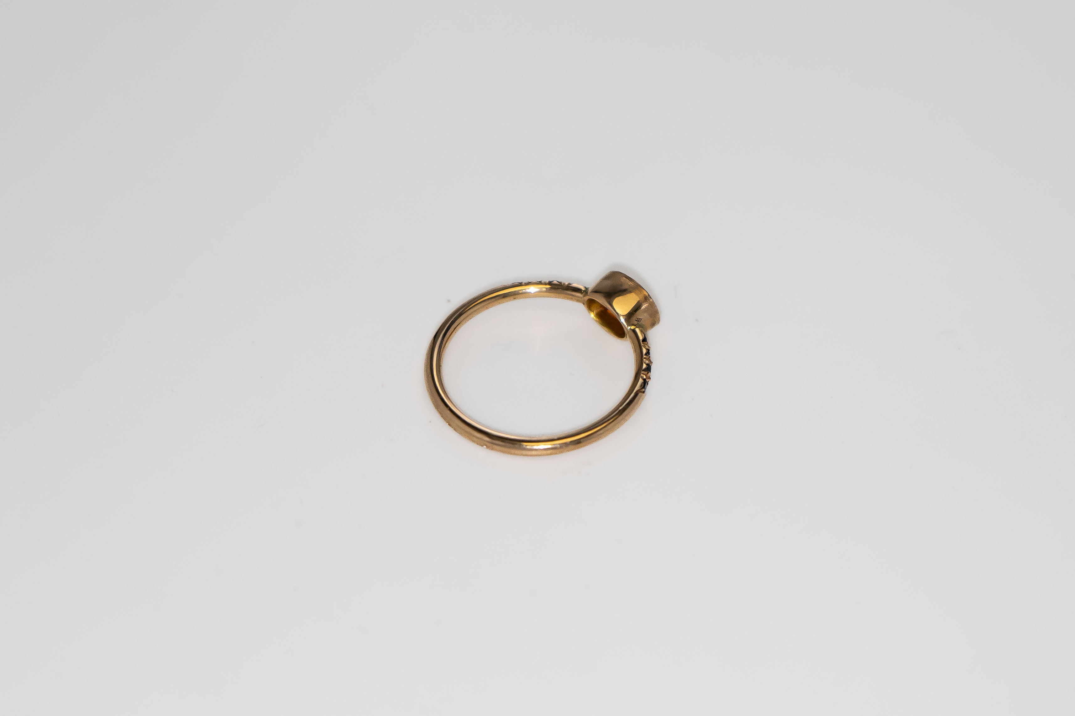 Bague or jaune 750 millièmes saphir jaune et diamants noirs