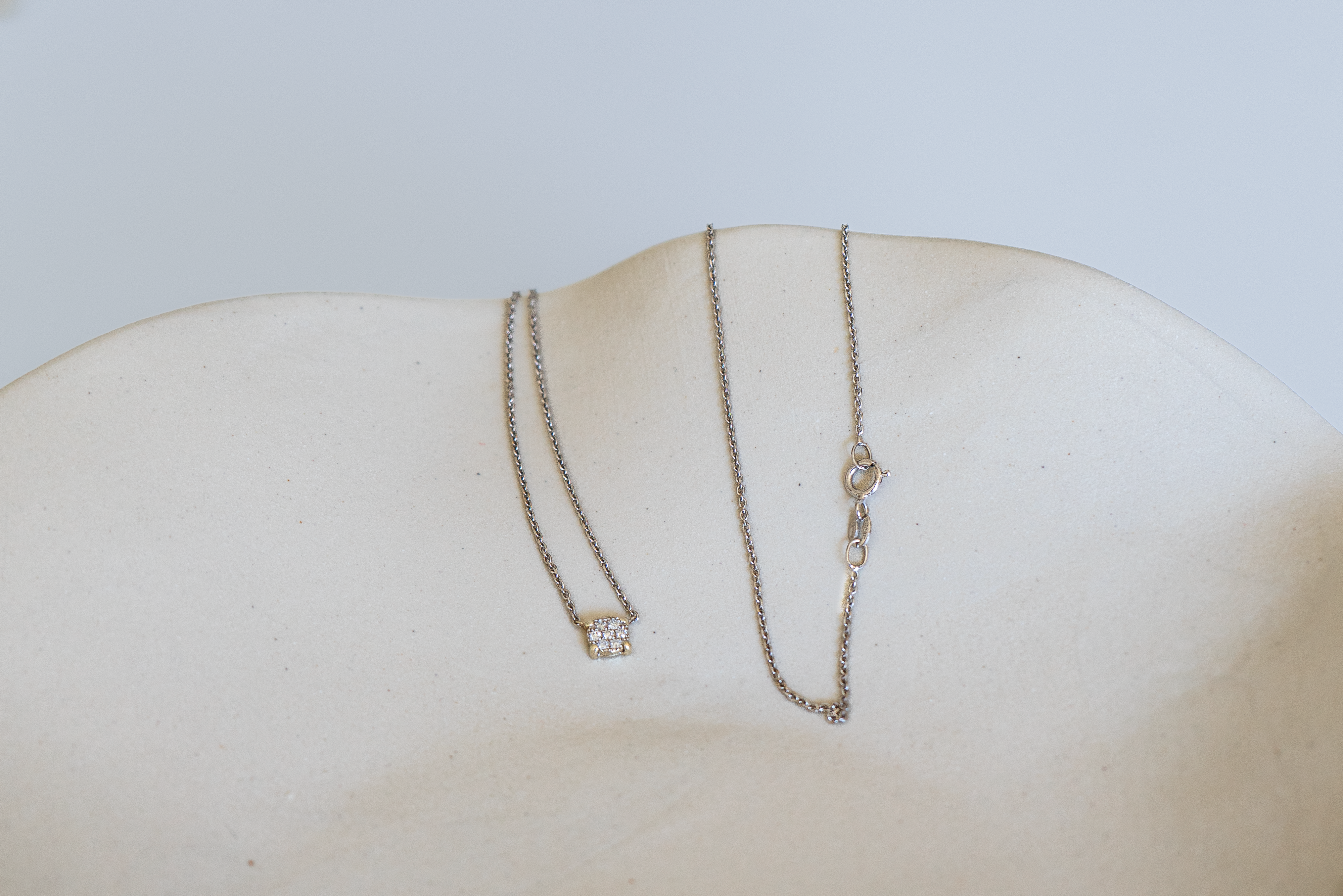 Pendentif en or gris et diamant de 0,15 ct