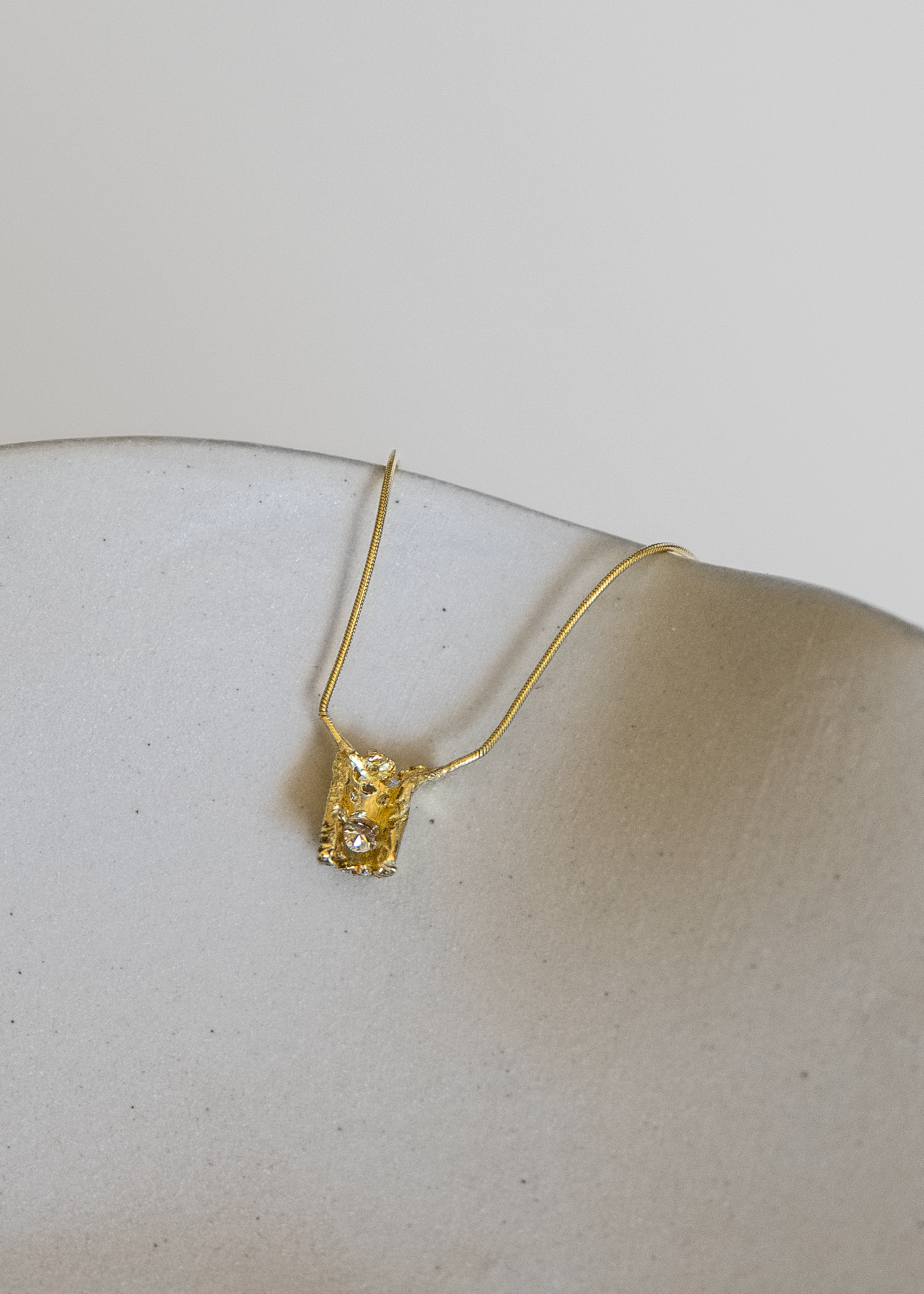 Pendentif en or jaune 750 style or sauvage et diamants