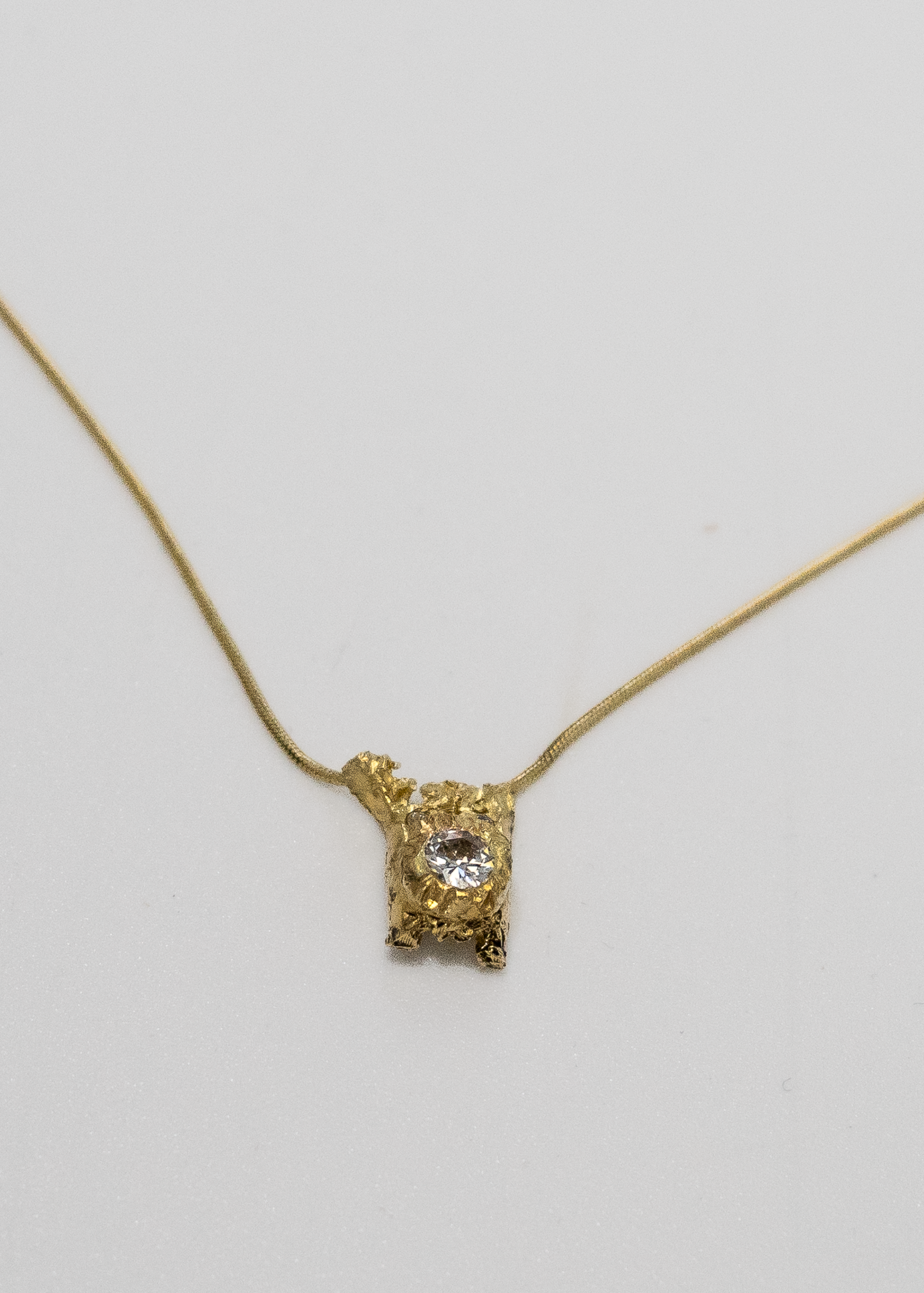 Pendentif en or jaune 750 style or sauvage et diamants
