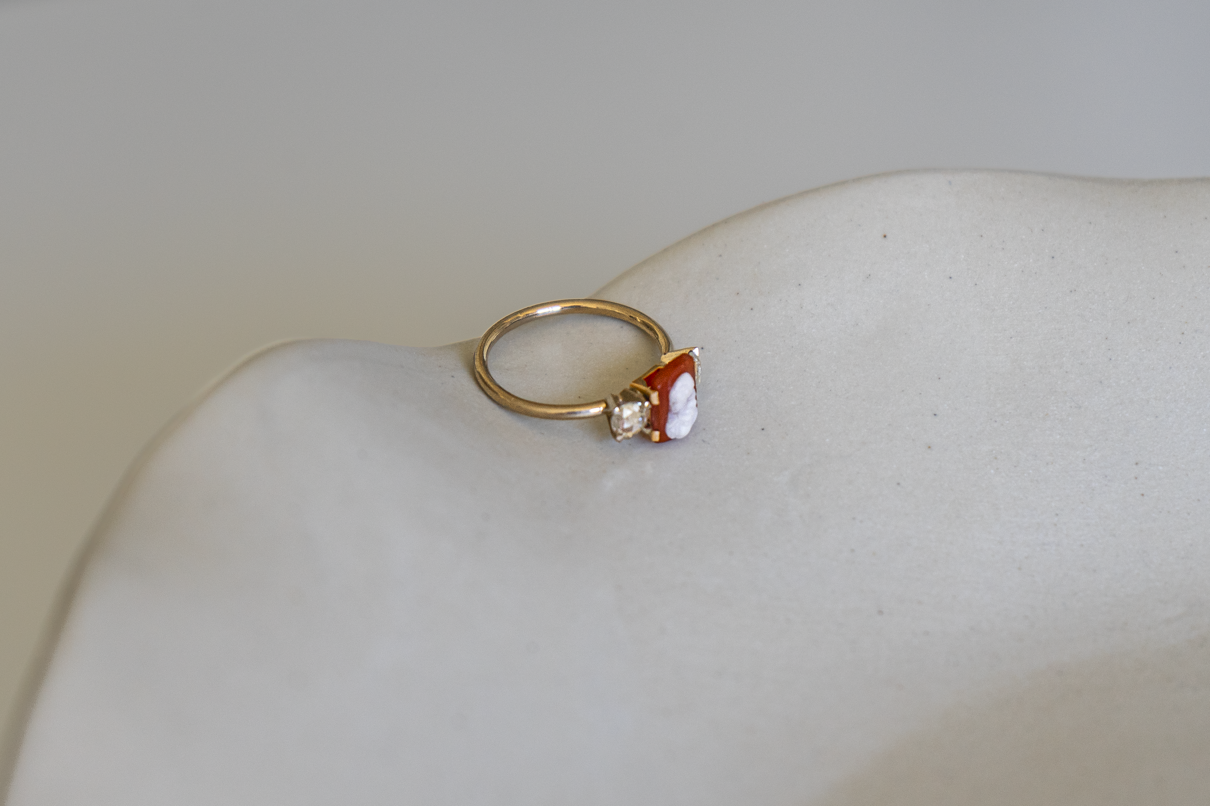Bague ancienne camée rouge et diamants taille ancienne en or 18 carats