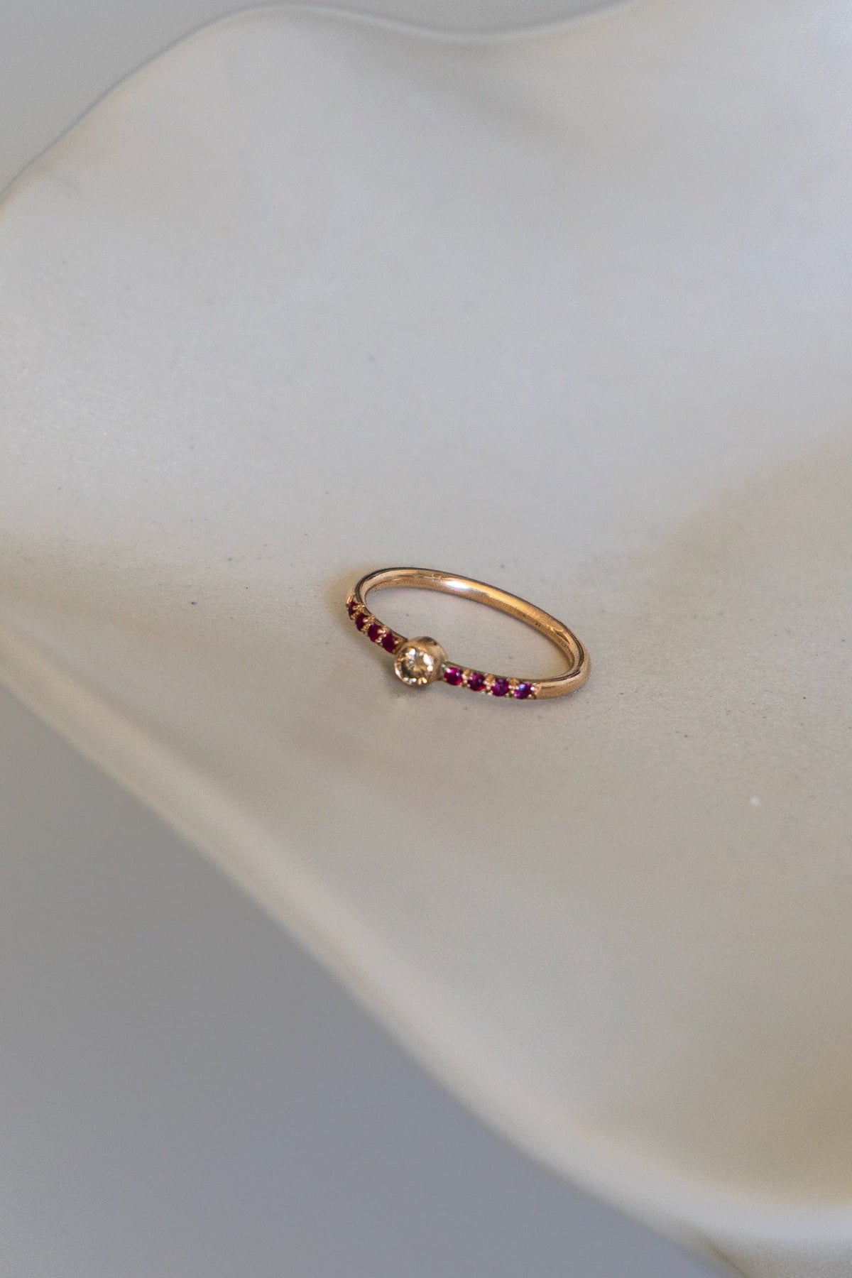 Bague en or jaune, rubis et diamant chocolat