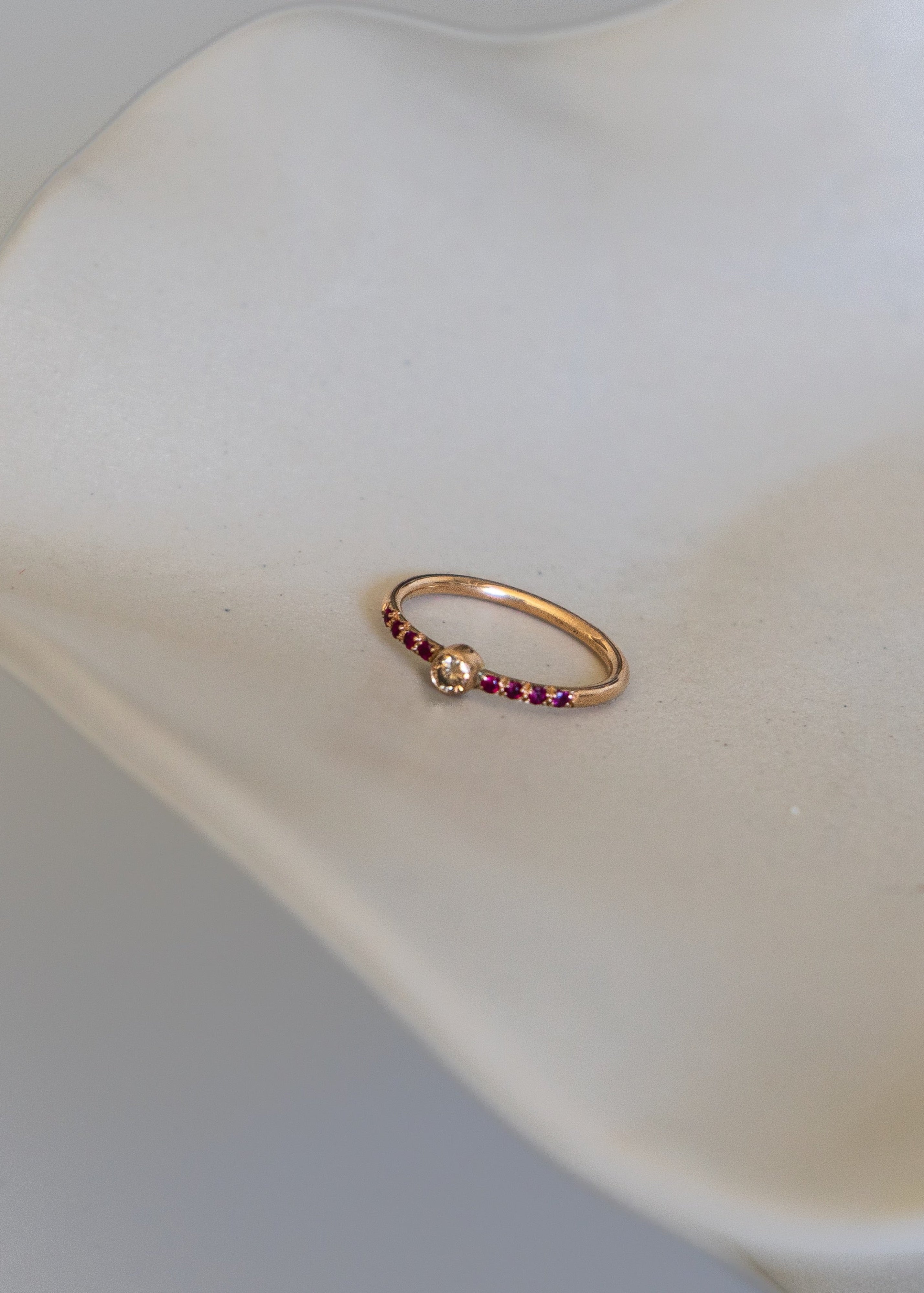 Bague en or jaune, rubis et diamant chocolat