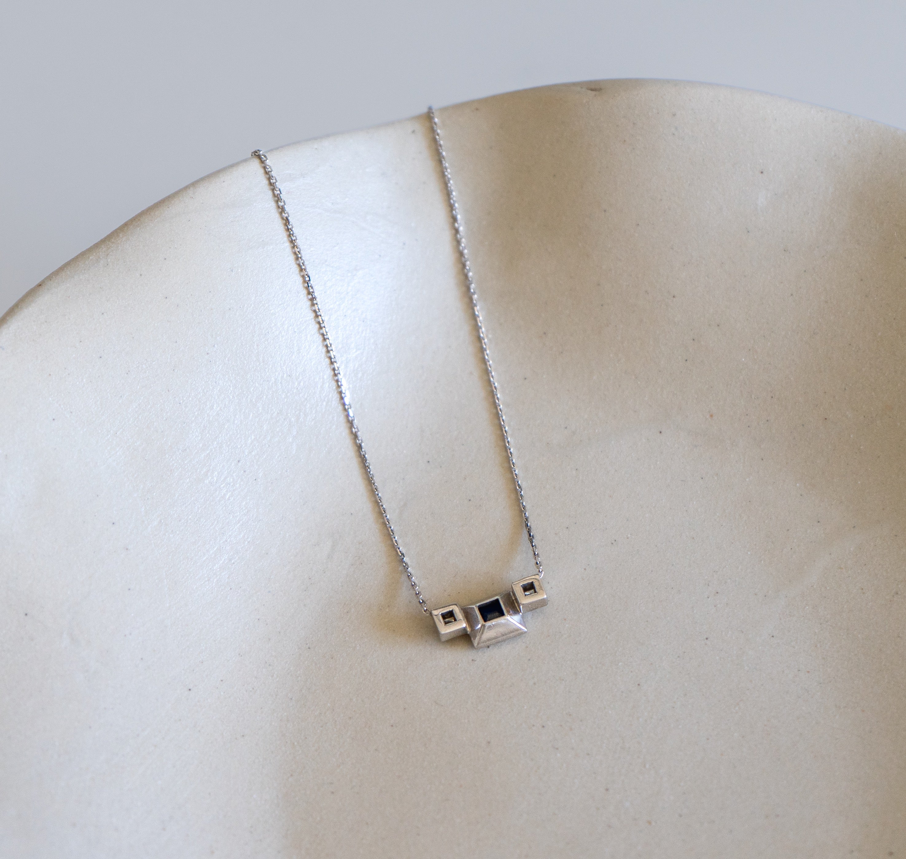 Pendentif Art Déco en or blanc 750 millièmes, saphir et diamants